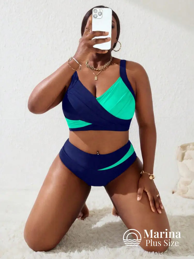 Biquíni Cropped Cintura Alta Recortes Geométricos Plus Size Biquíni Cropped Cintura Alta Recortes Geométricos Plus Size