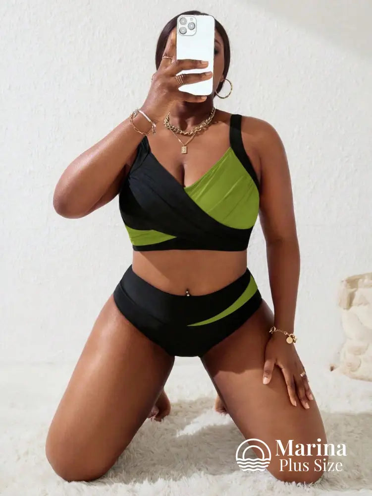 Biquíni Cropped Cintura Alta Recortes Geométricos Plus Size Biquíni Cropped Cintura Alta Recortes Geométricos Plus Size
