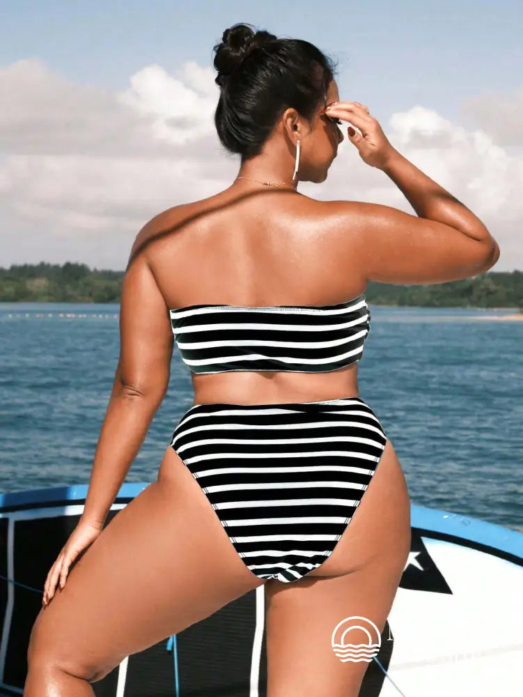 Biquíni Tomara Que Caia Listrado Flor Aplicada Plus Size Biquíni Tomara Que Caia Listrado Flor Aplicada Plus Size