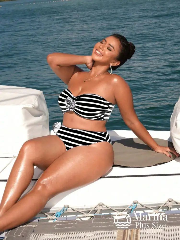 Biquíni Tomara Que Caia Listrado Flor Aplicada Plus Size Biquíni Tomara Que Caia Listrado Flor Aplicada Plus Size