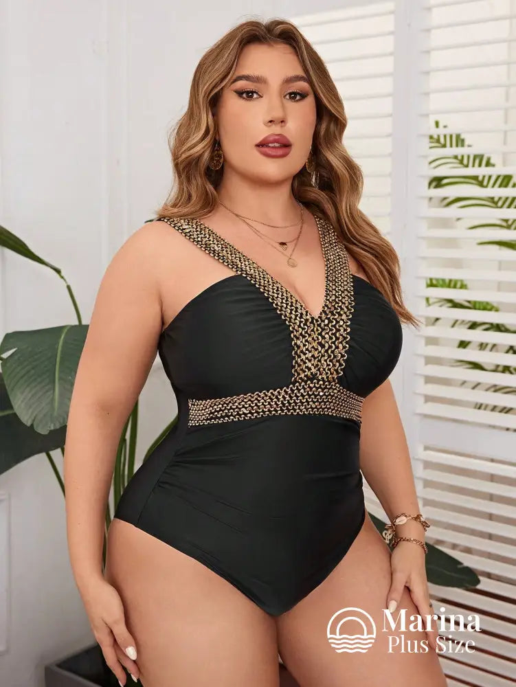 Maiô Preto Decote Trançado Dourado Efeito Modelador Plus Size Maiô Preto Decote Trançado Dourado Efeito Modelador Plus