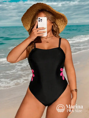 Maiô Clássico Recortes Vazados Laterais Modelagem Plus Size Maiô Clássico Recortes Vazados Laterais Modelagem Plus Size