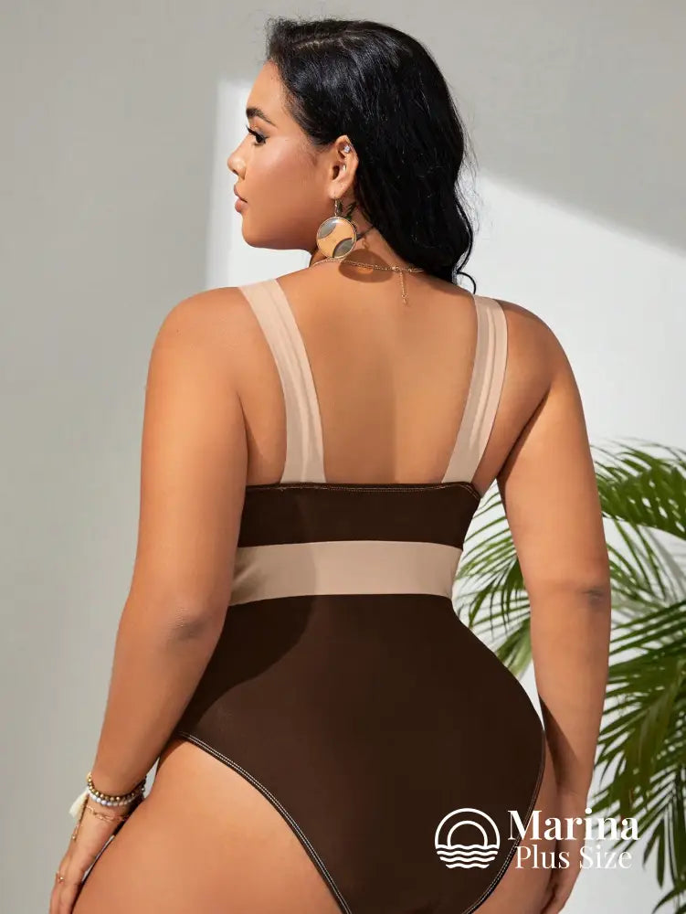 Maiô Transpassado Recortes Contrastantes Efeito Modelador Plus Size Maiô Transpassado Recortes Contrastantes Efeito